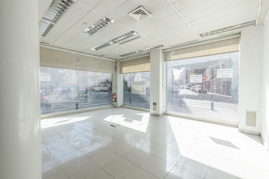 Local en Granada en venta - Foto del interior - Imagen 2 de 25