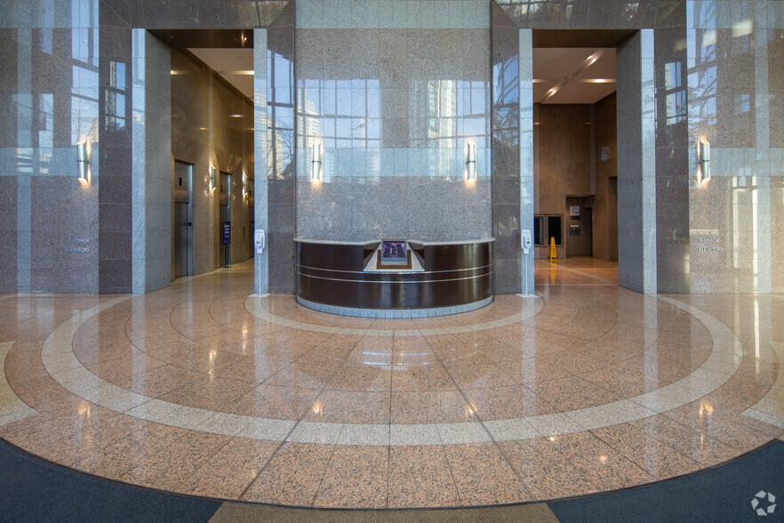 4720 Kingsway, Burnaby, BC en alquiler - Lobby - Imagen 2 de 8