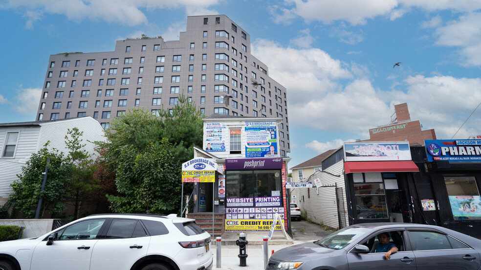 3742 72nd St, Flushing, NY en venta - Foto del edificio - Imagen 3 de 4