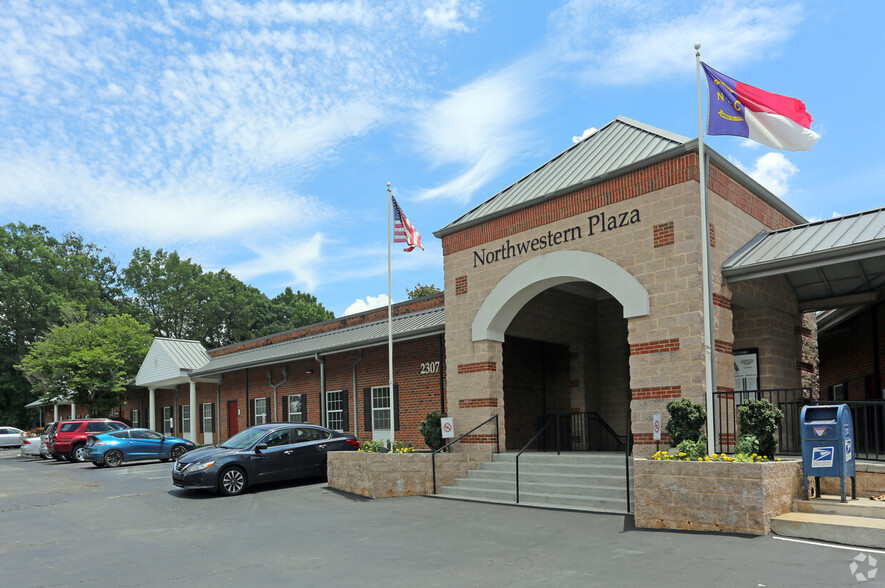 2307 W Cone Blvd, Greensboro, NC en alquiler - Foto del edificio - Imagen 2 de 2