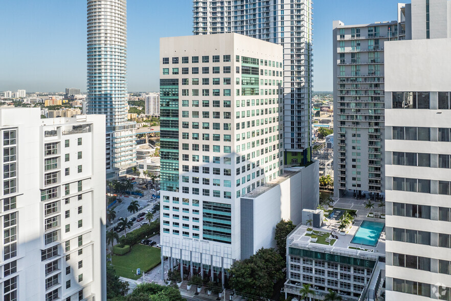 175 SW 7th St, Miami, FL en alquiler - Foto del edificio - Imagen 2 de 10