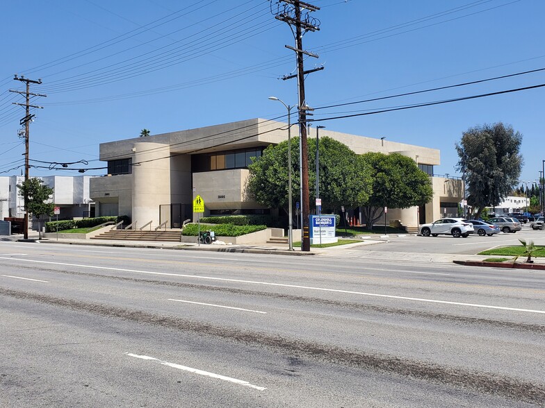 10324 Balboa Blvd, Granada Hills, CA en alquiler - Foto del edificio - Imagen 1 de 1