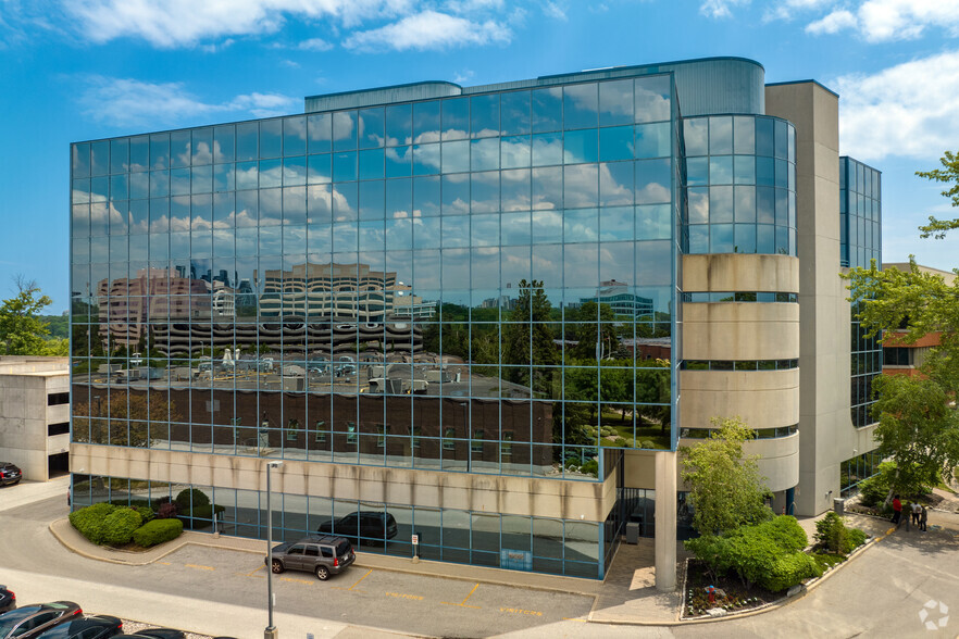 41 Valleybrook Dr, Toronto, ON en alquiler - Foto del edificio - Imagen 2 de 4