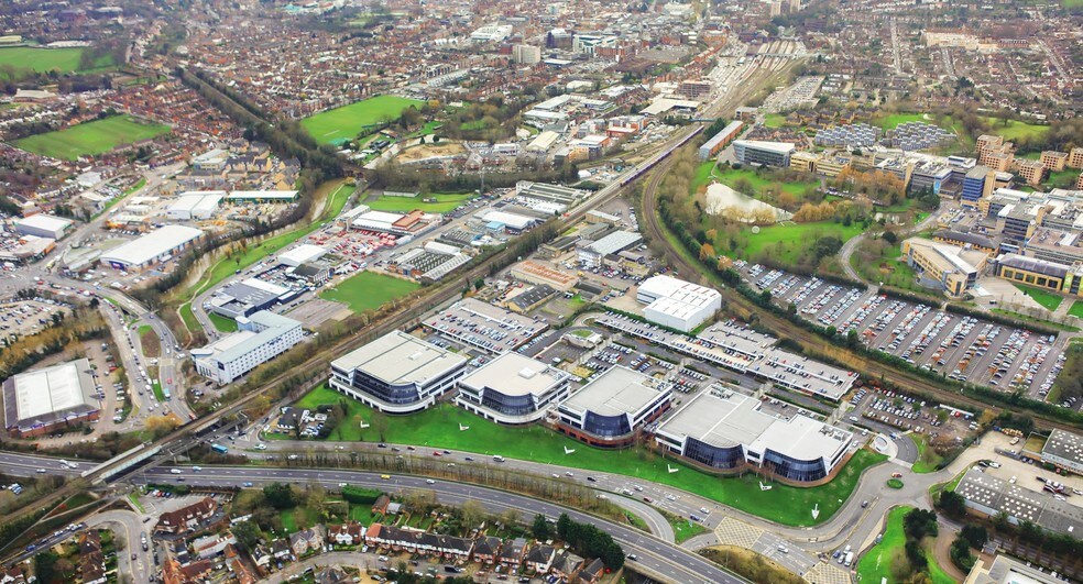 18 Guildford Business Park, Guildford en alquiler - Vista aérea - Imagen 2 de 15