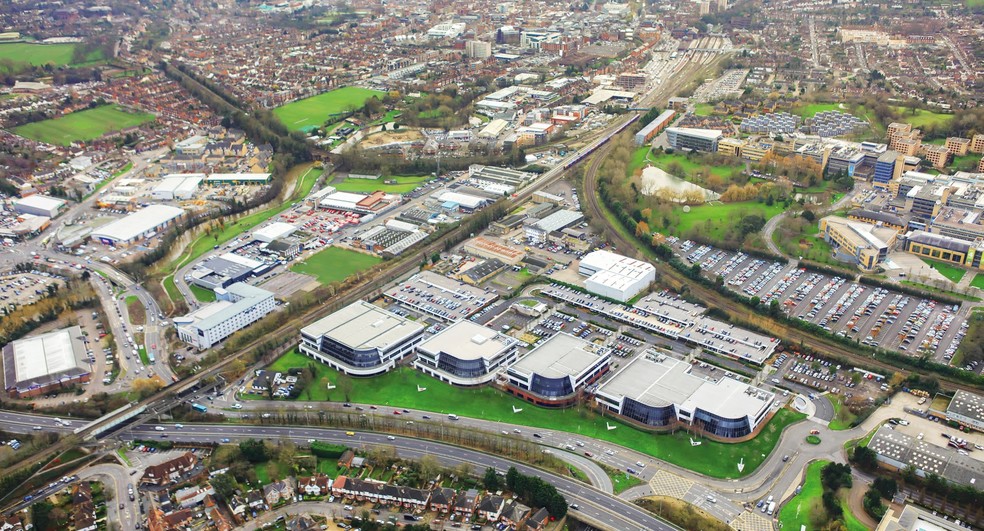 Guildford Business Park, Guildford en alquiler - Vista aérea - Imagen 3 de 15