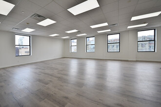 136-21 Roosevelt Ave, Flushing, NY 11354-5655, Flushing, NY en alquiler Foto del interior- Imagen 2 de 9