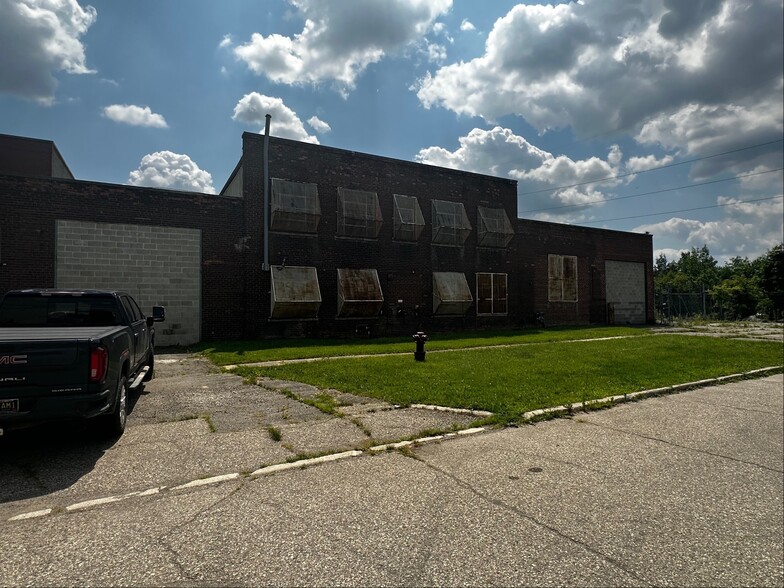 13881 Elmira St, Detroit, MI en venta - Foto del edificio - Imagen 2 de 13