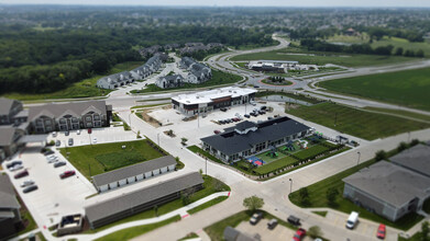 14111 Douglas Pkwy, Urbandale, IA en alquiler Foto del edificio- Imagen 2 de 8