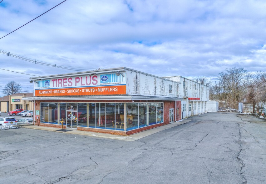 1059 Ulster Ave, Kingston, NY en venta - Foto del edificio - Imagen 1 de 35