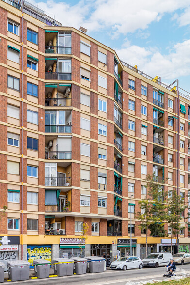 Edificio residencial en Barcelona, Barcelona en venta - Foto del edificio - Imagen 2 de 2