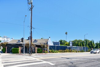 13651 Oxnard St, Van Nuys, CA en alquiler Foto del edificio- Imagen 1 de 35
