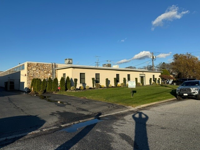 6 Ditomas Ct, Copiague, NY en venta - Foto del edificio - Imagen 2 de 11