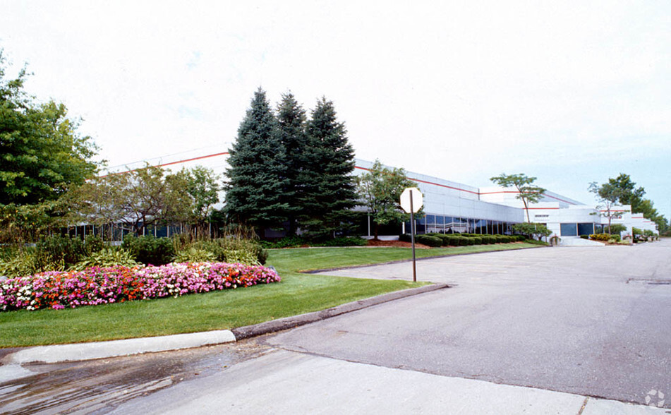 23399 Commerce Dr, Farmington Hills, MI en alquiler - Foto del edificio - Imagen 2 de 7