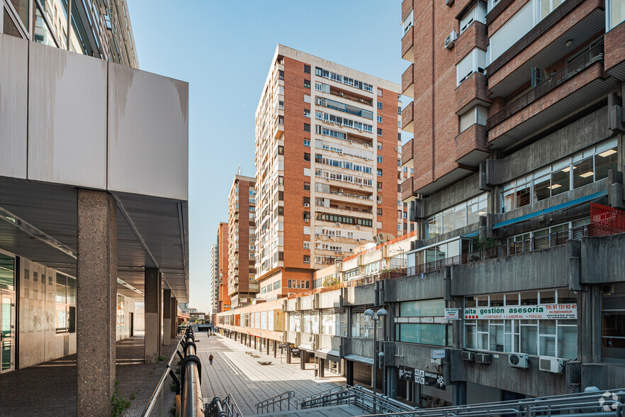 Calle Orense, 16, Madrid, Madrid en alquiler - Foto del edificio - Imagen 3 de 3