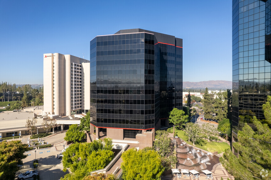 21800 Oxnard St, Woodland Hills, CA en alquiler - Foto del edificio - Imagen 1 de 4