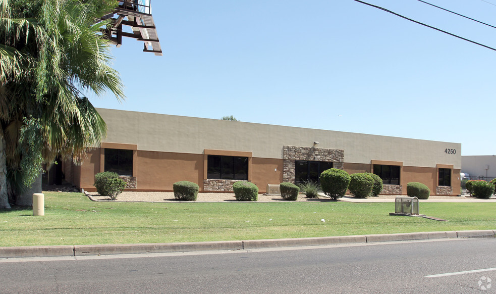 4250 E Broadway Rd, Phoenix, AZ en venta - Foto del edificio - Imagen 3 de 10