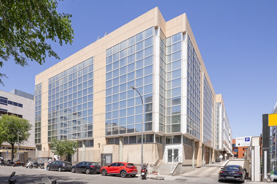 Calle de Julián Camarillo, 29B, Madrid, Madrid en venta - Foto del edificio - Imagen 2 de 3