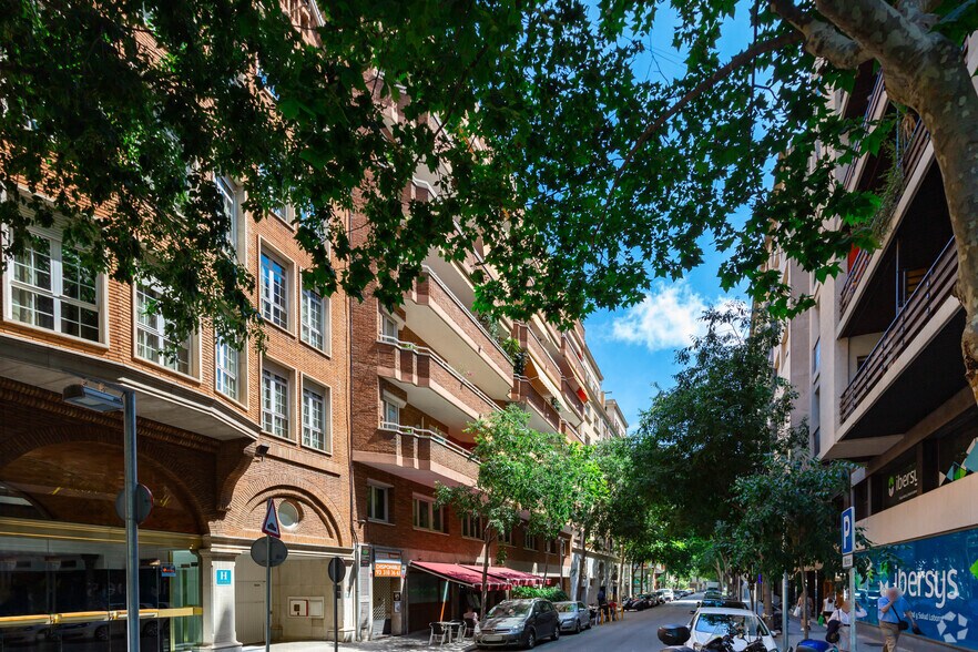 Local en Barcelona, Barcelona en alquiler - Foto del edificio - Imagen 2 de 5