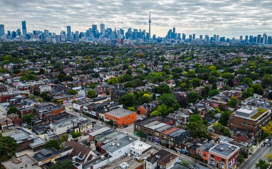 955-957 Bloor St W, Toronto, ON cartera de 2 inmuebles en venta en LoopNet.es - Vista aérea - Imagen 1 de 3