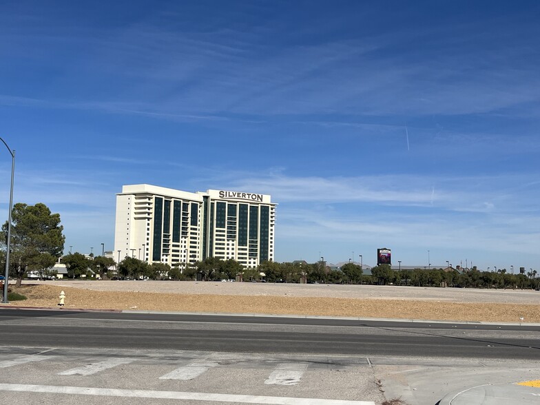 8359 Dean Martin Dr, Las Vegas, NV en venta - Foto del edificio - Imagen 2 de 7