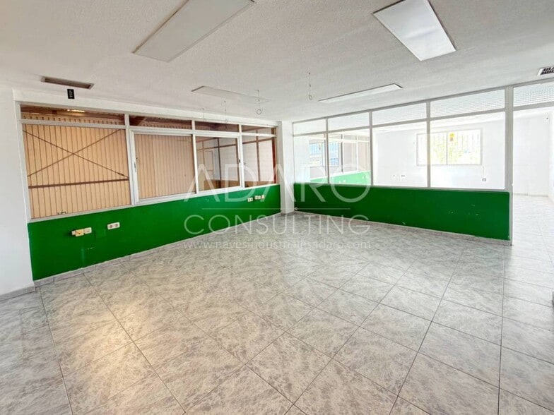 Nave en Azuqueca de Henares, Guadalajara en venta - Foto del interior - Imagen 2 de 3