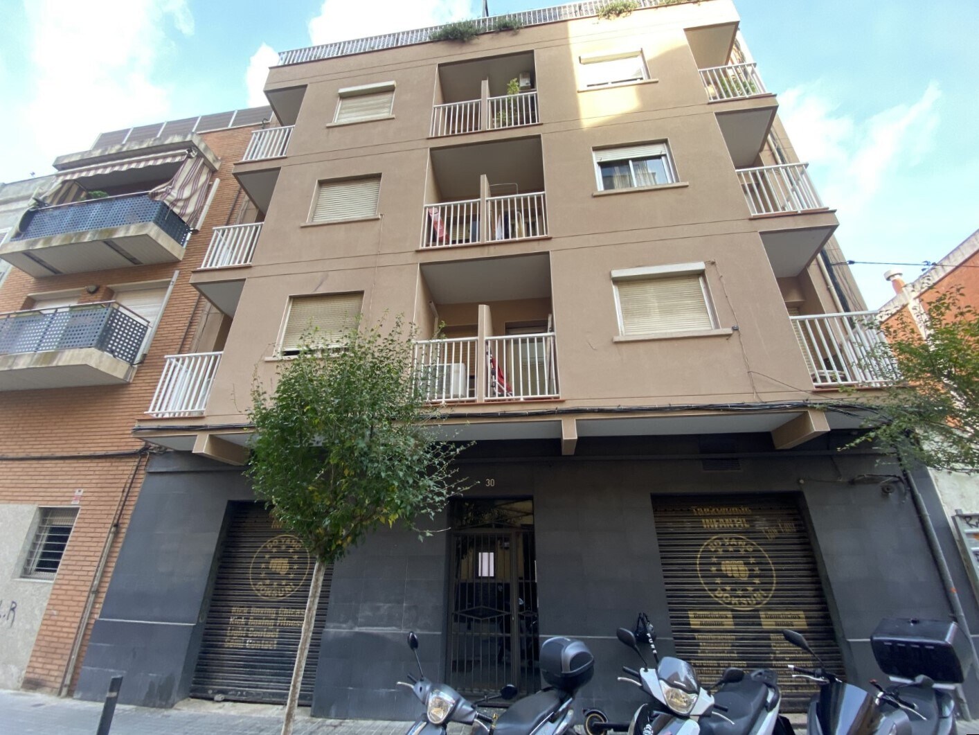 Edificio residencial en L'Hospitalet de Llobregat, Barcelona en venta Foto principal- Imagen 1 de 1