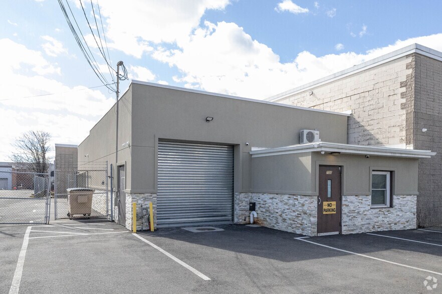 700 Summa Ave, Westbury, NY en venta - Foto del edificio - Imagen 1 de 1