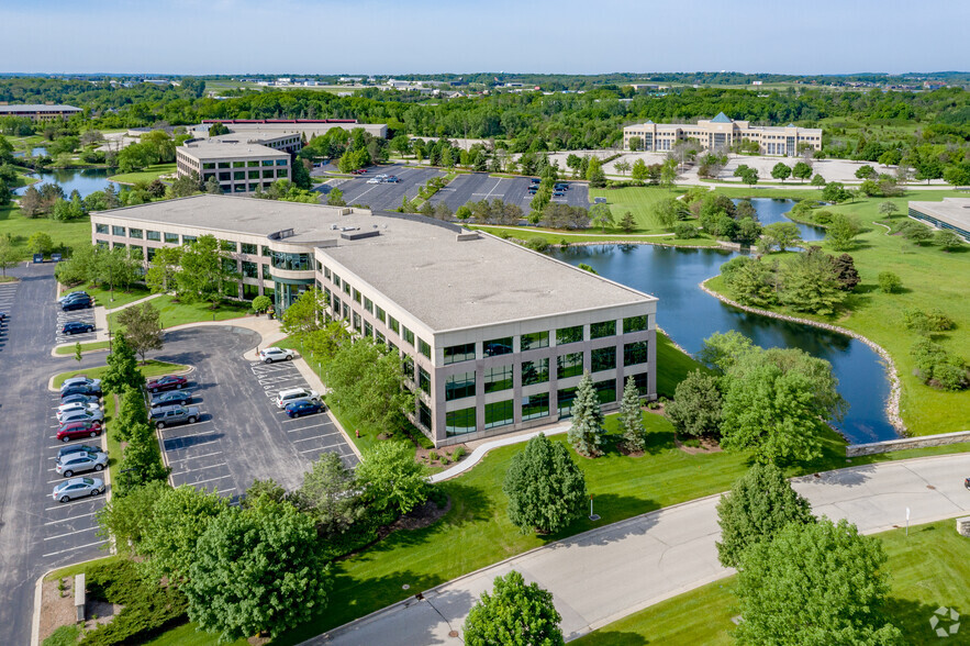 N19W24133 Riverwood Dr, Pewaukee, WI en alquiler - Foto del edificio - Imagen 2 de 2