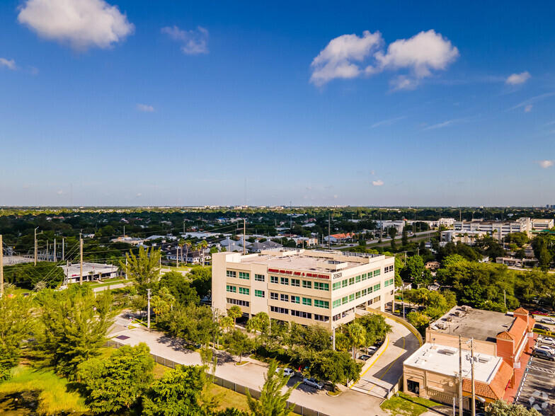 20601 E Dixie Hwy, Aventura, FL en alquiler - Foto del edificio - Imagen 2 de 3