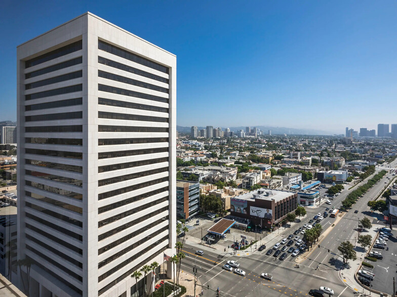 11111 Santa Monica Blvd, Los Angeles, CA en alquiler - Foto del edificio - Imagen 1 de 19