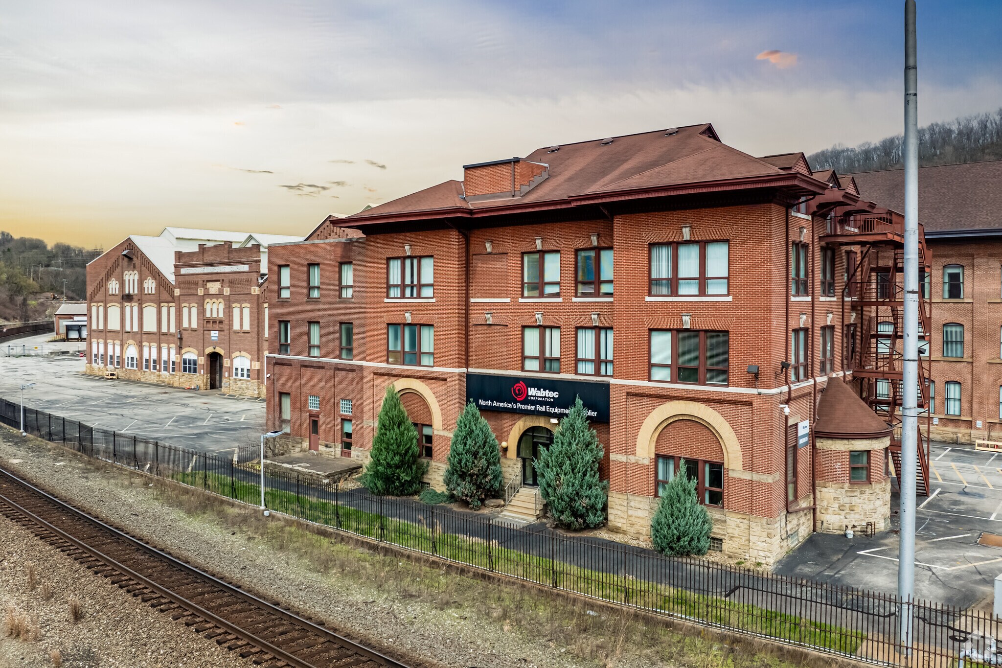 1001 Airbrake Ave, Wilmerding, PA en alquiler Foto del edificio- Imagen 1 de 12