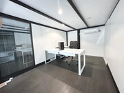 Bureau moderne lumineux avec un agencement fonctionnel et épuré.