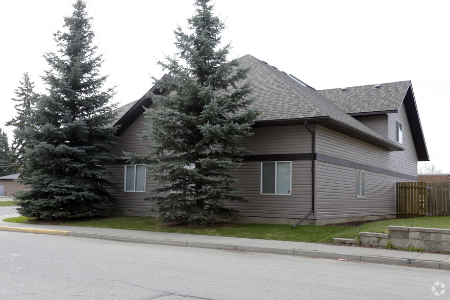 37 2nd Ave SE, High River, AB en venta - Foto del edificio - Imagen 2 de 4