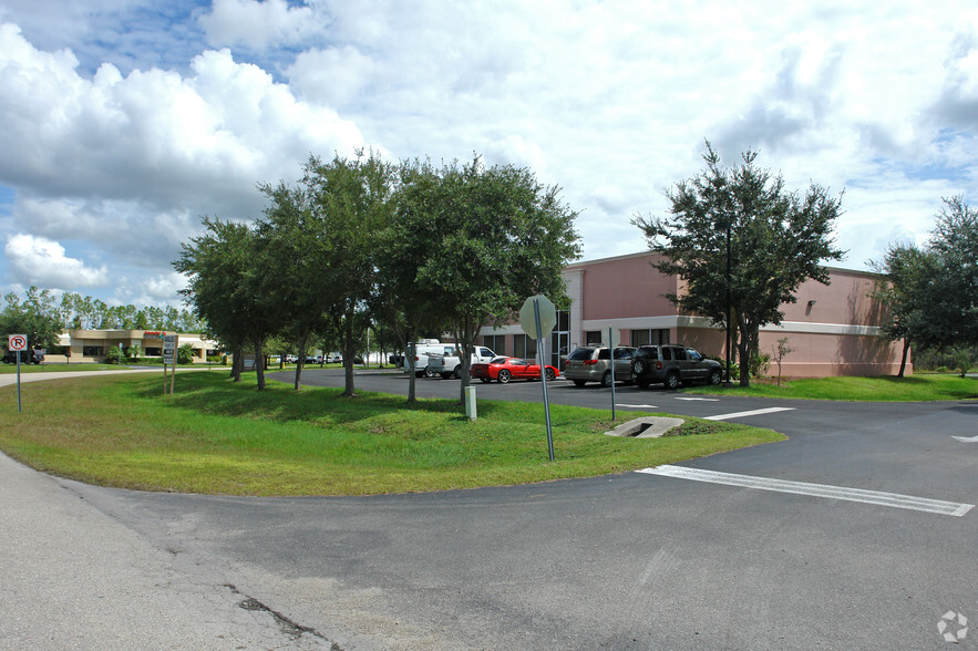 10060 Amberwood Rd, Fort Myers, FL en alquiler - Foto del edificio - Imagen 2 de 13