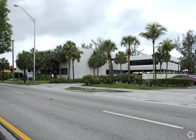 1400 NE Miami Gardens Dr, Miami, FL en alquiler - Foto del edificio - Imagen 3 de 32