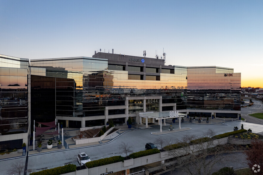 8044 Montgomery Rd, Cincinnati, OH en alquiler - Foto del edificio - Imagen 2 de 8