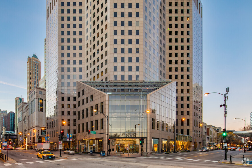 980 N Michigan Ave, Chicago, IL en alquiler - Foto del edificio - Imagen 3 de 32