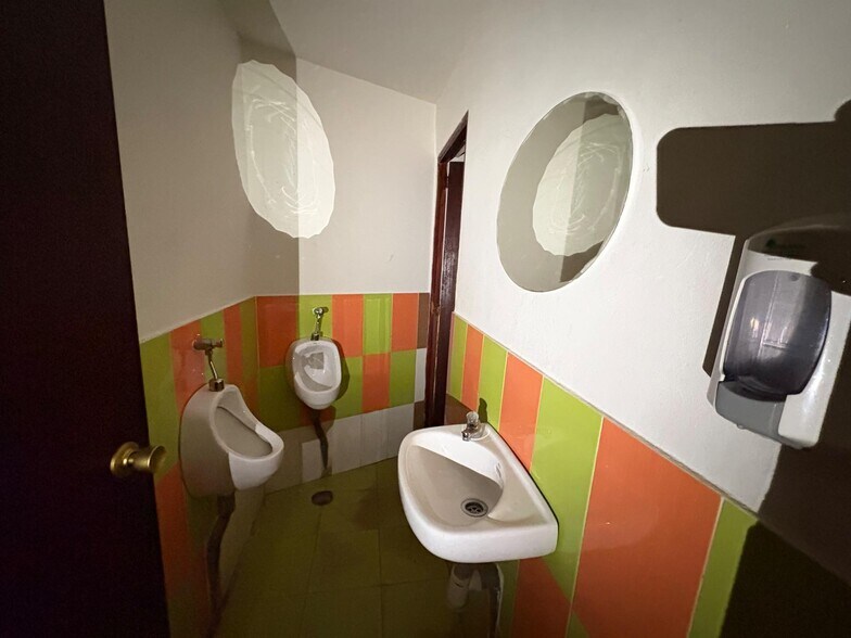 Local en Ponferrada, León en venta - Foto del edificio - Imagen 2 de 10