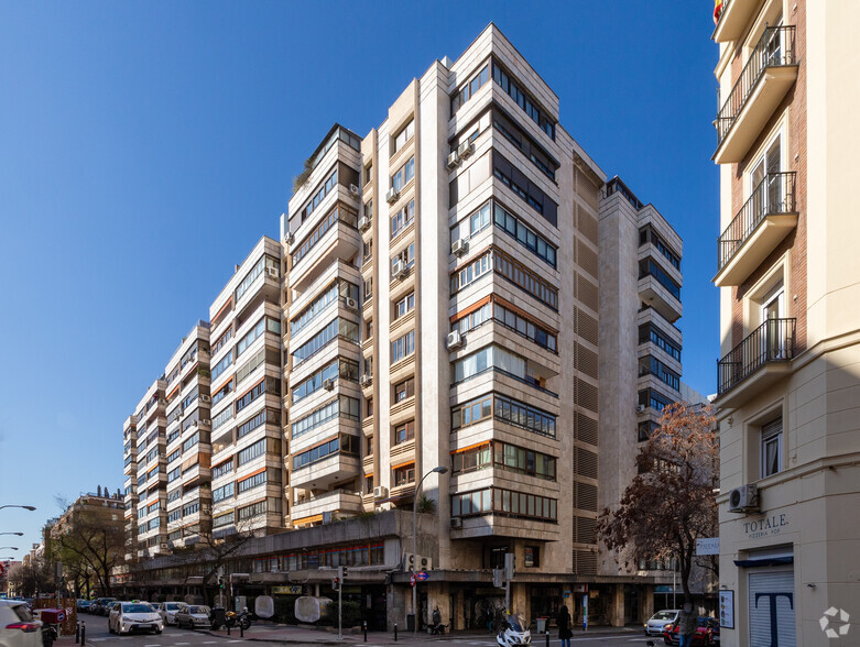 Edificio residencial en Madrid, Madrid en venta - Foto del edificio - Imagen 3 de 5