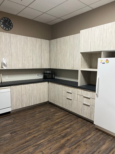 4960 Rue Levy, Saint-Laurent, QC en alquiler - Foto del interior - Imagen 2 de 23