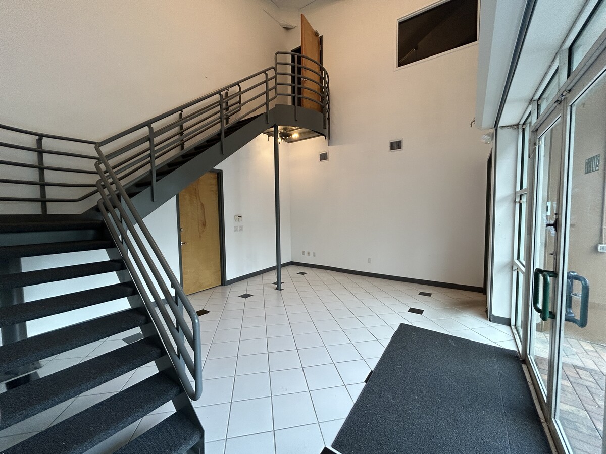 20101-20161 NE 16th Pl, Miami, FL 33179 - Unidad 20157 - - Foto del interior - Image 1 of 10