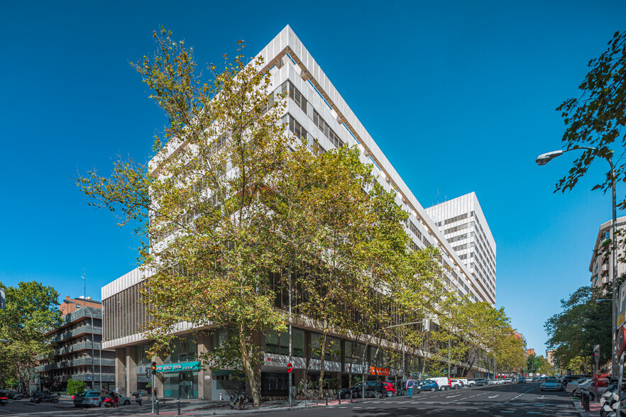 Calle Orense, 69, Madrid, Madrid en alquiler - Foto del edificio - Imagen 3 de 5