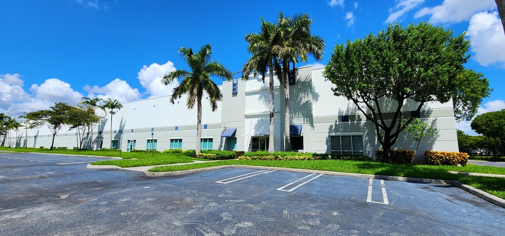 10801 NW 97th St, Medley, FL en alquiler - Foto del edificio - Imagen 1 de 17