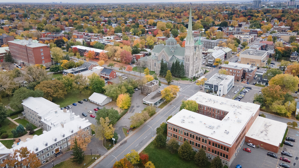 4 Rue Saint-Charles E, Longueuil, QC en alquiler - Foto del edificio - Imagen 2 de 19