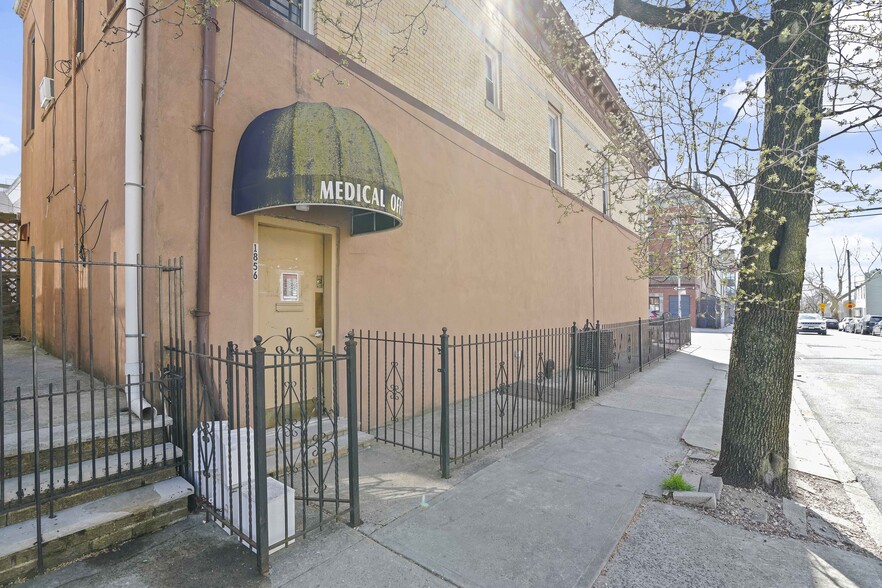 351 Onderdonk Ave, Flushing, NY en venta - Foto del edificio - Imagen 3 de 6