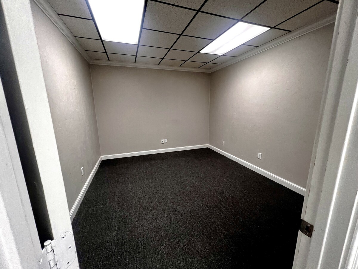 215 E Virginia St, Tallahassee, FL 32301 - Unidad 215 -  - Foto del interior - Image 1 of 5