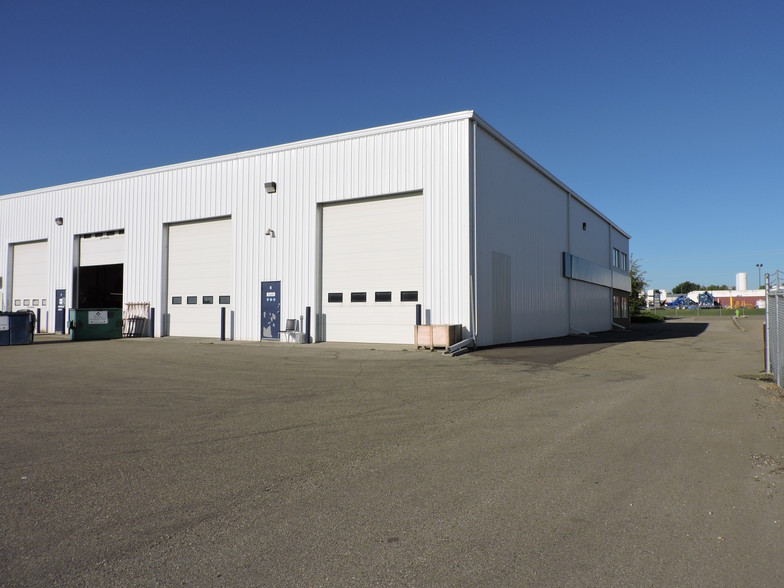 7703 Edgar Industrial Dr, Red Deer, AB en alquiler - Foto del edificio - Imagen 2 de 8