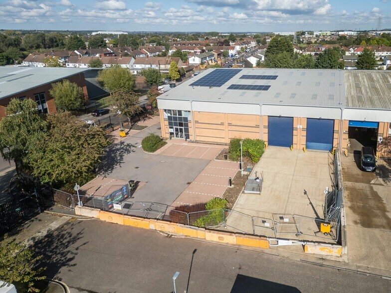 Mollison Ave, Enfield en alquiler - Foto del edificio - Imagen 2 de 13