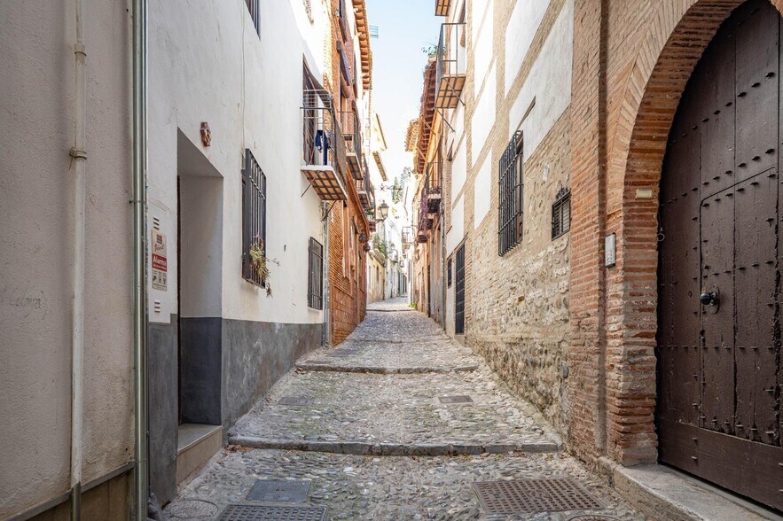Calle Gumiel de San Pedro, 4, Granada, Granada en venta - Foto del edificio - Imagen 3 de 50