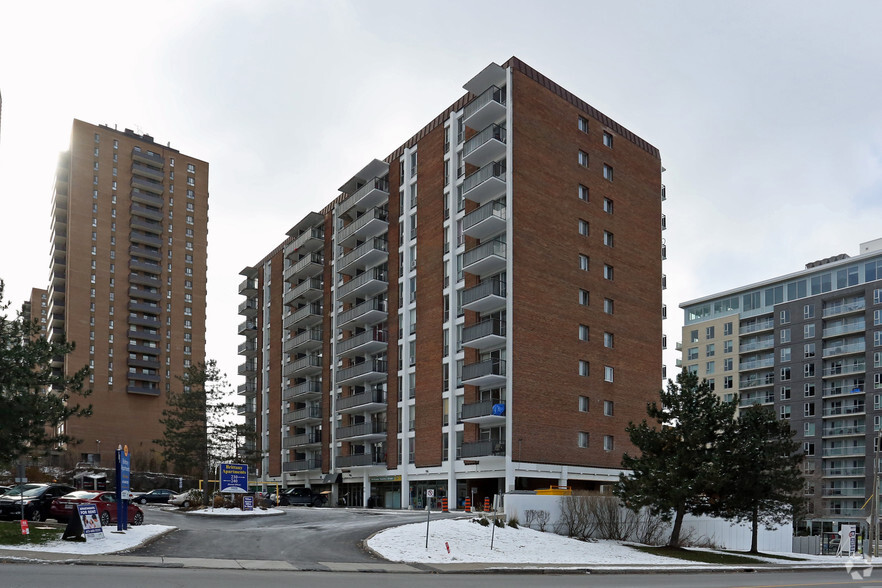 230-240 Brittany Dr, Ottawa, ON en alquiler - Foto del edificio - Imagen 2 de 10